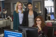 M&uuml;ssen einen neuen Fall l&ouml;sen: Laura (Debra Messing, r.), Frankie (Meg Steedle, l.) und Meredith (Janina Gavankar, M.) ...