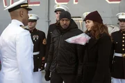 Laura (Debra Messing, r.) geht ihrem Geburtstag aus dem Weg indem sie gemeinsam mit Billy (Laz Alonso , M.) den Mord an einem Seemann untersucht ...