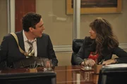 Jenkins (Amanda Peet, r.) ist seit Kurzem in derselben Abteilung wie Marshall (Jason Segel, l.) angestellt. Marshall ist von ihren Streichen ganz begeistert - nicht zuletzt, weil sie meistens ziemlich obszön sind ... Jenkins (Amanda Peet, r.) ist seit Kurzem in derselben Abteilung wie Marshall (Jason Segel, l.) angestellt. Marshall ist von ihren Streichen ganz begeistert - nicht zuletzt, weil sie meistens ziemlich obszön sind ...