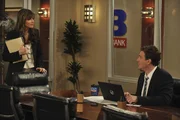 Sind seit Kurzem Kollegen: Jenkins (Amanda Peet, l.) und Marshall (Jason Segel, r.) ... Sind seit Kurzem Kollegen: Jenkins (Amanda Peet, l.) und Marshall (Jason Segel, r.) ...