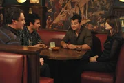 In einer Bar treffen die Freunde Ted (Josh Radnor, 2.v.l.), Marshall (Jason Segel, l.) und Robin (Cobie Smulders, r.) auf New York Yankee-Spieler Nick Swisher (Nick Swisher, 2.v.r.) ...