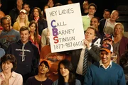 Barney (Neil Patrick Harris, M.) hat im Football-Stadion ein Schild mit seiner Telefonnummer in die Kamera gehalten und bekommt nun Anrufe ohne Ende von Frauen, die auf Partnersuche sind. Daraufhin entwickelt Barney sich zu einem S&uuml;chtigen, der nicht genug kriegen kann ...