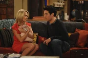 Ted (Josh Radnor, l.) h&auml;ngt bei Tiffany (Carrie Underwood, r.) am Haken. Er f&auml;hrt total auf sie ab und w&uuml;rde alles f&uuml;r sie tun. Doch wie steht es um sie?
