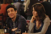 W&auml;hrend Ted (Josh Radnor, l.) bei Tiffany am Haken h&auml;ngt, h&auml;lt Robin (Cobie Smulders, r.) Kameramann Mike hin ...