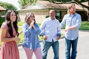 Chip (r.) und Joanna (l.) zeigen den Aguilars (M.) zum ersten Mal ihr fertiges neues Traumhaus. Sie k&ouml;nnen ihr Gl&uuml;ck kaum fassen ...