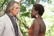 Als Seherin besitzt Amma Amma (Viola Davis, r.) die F&auml;higkeit, zu den Toten Kontakt aufzunehmen. Mit Hilfe eines Voodoo-Rituals beschw&ouml;rt sie den Geist ihres Onkels herauf, um Macons (Jeremy Irons, l.) dringende Frage zu beantworten: Was hat die b&ouml;se Hexe Sarafine mit seiner Nichte Lena vor?