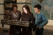 Als "Keeper" h&uuml;tet Amma (Viola Davis, l.) die geheime Bibliothek der Caster, insbesondere das "Buch der Monde", ein magisches Zauberbuch. Finden Lena (Alice Englert, M.) und Ethan (Alden Ehrenreich, r.) darin einen Hinweis, wie sie den Fluch brechen k&ouml;nnen?