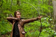 Im Gegensatz zu Peeta ist Katniss (Jennifer Lawrence) eine hervorragende Bogensch&uuml;tzin und eine gute J&auml;gerin. Wird ihr dies zugutekommen in dem m&ouml;rderischen &Uuml;berlebenskampf der Hungerspiele ...