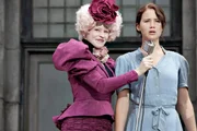 Kaum in der Arena angekommen, wird Katniss (Jennifer Lawrence, r.) von ihrer Betreuerin Effie Trinket (Elizabth Banks, l.) auf die B&uuml;hne gezogen. Voller Entsetzen muss sie dort feststellen, dass ihr Leben in der Hand eines eiskalten Publikums liegt ...
