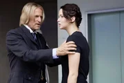 Die 74. Hungerspiele stehen vor der T&uuml;r. Haymitch Abernathy (Woody Harrelson), Gewinner der 50. Spiele, soll die routinierte J&auml;gerin Katniss (Jennifer Lawrence, l.) und ihren Partner Peeta, einen sensiblen Sch&ouml;ngeist, der heimlich romantische Bilder zeichnet, auf den schwersten Kampf ihres Lebens vorbereiten. Keine leichte Aufgabe ...