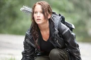 Die 16-j&auml;hrige Katniss (Jennifer Lawrence) aus Distrikt 12 wird zu den m&ouml;rderischen 74. Hungerspielen in die Arena geschickt. Bereits innerhalb der ersten Wettkampfstunden sind die meisten Mitk&auml;mpfer tot. Da schlie&szlig;en sich die &Uuml;berlebenden zusammen, um ihre st&auml;rkste Konkurrentin auszuschalten: Katniss!