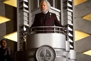 Als President Snow (Donald Sutherland) die 74. Hungerspiele ank&uuml;ndigt, ahnt er nicht, dass diesmal alles ganz anders wird, als er es sich in seinen k&uuml;hnsten Tr&auml;umen je vorgestellt hat ...