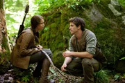 Katniss (Jennifer Lawrence, l.) und Gale (Liam Hemsworth, r.) verloren ihre V&auml;ter bei einem Bergwerksungl&uuml;ck. Seitdem sind sie der Ern&auml;hrer ihrerFamilie. Sie jagen heimlich im Wald, um das Wild auf dem Schwarzmarkt zu verkaufen. Da muss das junge M&auml;dchen ihren Distrikt bei den Hungerspielen vertreten ...