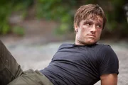 Kurz bevor die perfiden Hungerspiele beginnen, gesteht Peeta (Josh Hutcherson) Katniss seine Liebe. Doch das Kapitol macht sie zu Todfeinden ...