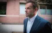 Er muss sich mit den rechtlichen und emotionalen Konsequenzen seines j&uuml;ngsten R&uuml;ckfalls auseinandersetzen: Holmes (Jonny Lee Miller) ...