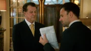 Sherlock (Jonny Lee Miller, r.) hilft seinem Vater Morland (John Noble, l.) bei einer Arbeitsangelegenheit, damit dieser schnellstm&ouml;glich wieder nach Hause f&auml;hrt ...