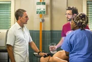 Bei den Ermittlungen in einem neuen Mordfall: Dr. Wade (CCH Pounder, r.), Pride (Scott Bakula, l.) und Sebastian (Rob Kerkovich, M.) ...