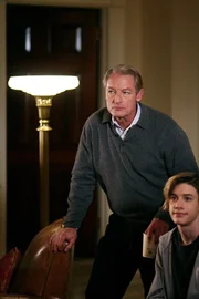 Was ist 1996 mit Lauren Williams geschehen? Haben Matt (Dylan Michael Patton, r.) und Stan (Perry King, l.) etwas mit ihrem Tod zu tun?