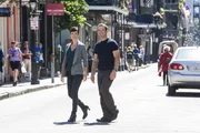 W&auml;hrend New Orleans Halloween feiert, ermittelt das NCIS-Team im Fall des Mordes an einer Marinerichterin: Brody (Zoe McLellan, l.) und Lasalle (Lucas Black, r.) ...