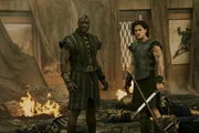 W&auml;hrend der Untergang von Pompeii eingeleitet wird, versuchen Milo (Kit Harington, r.) und Atticus (Adewale Akinnuoye-Agbaje, l.) alles, um Cassia aus den F&auml;ngen des verhassten Senators Corvus zu befreien und in Sicherheit zu bringen. Ein &auml;u&szlig;erst schwieriges Unternehmen ...