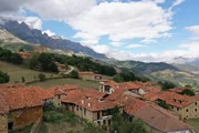 Abenteuer Spanien Der gr&uuml;ne Norden Inmitten der beeindruckenden Bergszenerie Asturiens liegt der Ort Mogrovejo.