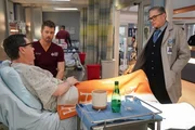 Chicago Med — Staffel 10, Folge 20. Luke Mitchell als Dr. Mitch Ripley, Oliver Platt als Dr. Daniel Charles. Chicago Med — Staffel 10, Folge 20. Luke Mitchell als Dr. Mitch Ripley, Oliver Platt als Dr. Daniel Charles.