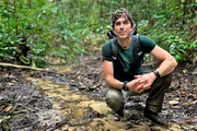 Durch die Wildnis mit Simon Reeve. Moderator Simon Reeve mit dem Natursch&uuml;tzer Adams Cassinga im Kongo.