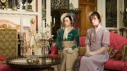 Fanny Dorrit (Emma Pierson, l.) und Amy Dorrit (Claire Foy, r.)