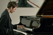 Der renommierte franz&ouml;sische Pianist Alexandre Kantorow l&auml;dt zu einem ganz privaten musikalischen Streifzug ein.
