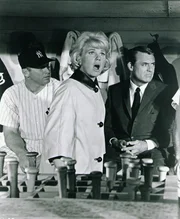 2. Cathy Timerlake (Doris Day) verabredet sich mit Philip Shayne (Cary Grant) bei einem Baseball-Spiel. Der Wirtschaftsbo&szlig; Shayne kann ihre Begeisterung f&uuml;r das mittelm&auml;&szlig;ige Spiel nicht verstehen.