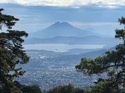Die Hauptstadt San Salvador ist durch die umliegenden aktiven Vulkane tagt&auml;glich bedroht.