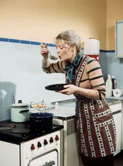 Else (Elisabeth Wiedemann) am heimischen Herd.