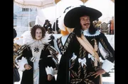 K&ouml;nigin Anna (Geraldine Chaplin) und K&ouml;nig Ludwig XIII. (Jean-Pierre Cassel): Obgleich seine Ehefrau ihn nicht liebt, ist sie ihm treu und versucht dem schwachen K&ouml;nig nach M&ouml;glichkeit zu helfen.