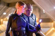 Commander Kelly Grayson (Adrianne Palicki, l.); Lieutenant Commander Bortus (Peter Macon).