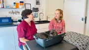 Diana ist Tier&auml;rztin und behandelt jeden Tag viele Kaninchen. Nina darf ihr heute assistieren. (Diana Ruf, Nina Ploghaus).