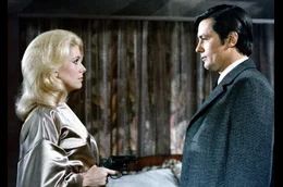 Kommissar Edouard Coleman (Alain Delon) hat eine ganz besondere Beziehung zur blonden Cathy (Catherine Deneuve).