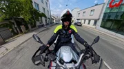 Ein Motorradpolizist auf Streife