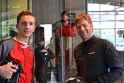 Eric Mayer trifft Dieter Schwarz. Er ist Sprungtrainer, Deutscher Meister im Formationsflug und Mitglied der Deutschen Nationalmannschaft. Eric Mayer trifft Dieter Schwarz. Er ist Sprungtrainer, Deutscher Meister im Formationsflug und Mitglied der Deutschen Nationalmannschaft.