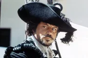 Musketier Athos (Oliver Reed) ist fest entschlossen, dem K&ouml;nig zu helfen, und dabei allzeit bereit, seinen Degen zu z&uuml;cken.