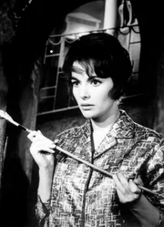 Valerie (Karin Dor) scheint einen Verdacht zu haben, wer die t&ouml;dlichen Pfeile im K&ouml;cher hat.