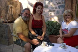 Eleanna auf Familienbesuch in der N&auml;he von Heraklion: Ihr Vater Konstantinos Pitsikakis (l.) ist griechisch-orthodoxer Priester auf Kreta und ihre Mutter Eva Koutsogiannaki-Pitsikaki arbeitet als Dirigentin. An ihrem Beispiel gibt dieser Film einen Einblick in das Leben der Einheimischen.