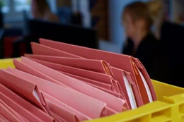 Knapp 43.000 F&auml;lle von Herstellung, Verbreitung, Erwerb und Besitz kinderpornografischer Inhalte gab es in Deutschland im Jahr 2024. Noch entf&auml;llt nur ein kleiner Teil davon auf k&uuml;nstlich generiertes Material. Die entsprechenden Modelle zur Generierung von Missbrauchsabbildungen werden aber kontinuierlich besser.