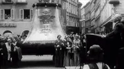 "Glocken - Klang zwischen Himmel und Erde", Diese Dokumentation zeigt die Konnotation der Glocke im menschlichen Kulturbild. Otto Erzherzog von &Ouml;sterreich hat mir einmal gesagt: "Wenn ich Glocken h&ouml;re, wei&szlig; ich, dass ich wieder in Europa bin." (Dabei wird die Konstruktion der ersten Glocke in das China 1600 v. Chr. datiert.) Gerade die Glocke ist ein wichtiger Begleiter des Menschen - ?Die Lebenden rufe ich, die Toten beklage ich, die Blitze breche ich' (Aufschrift). Warum ausgerechnet eine Glocke? Was ber&uuml;hrt sie in der menschlichen Seele? Die Glocke - das Ausrufungszeichen f&uuml;r allerlei? Ist sie nur die Poesie der Kircht&uuml;rme? Die Artillerie der Geistlichkeit?Eine Produktion von ORF/3Sat.  SENDUNG: 3sat - SA - 19.12.2020 - 15:30 UHR. - Veroeffentlichung fuer Pressezwecke honorarfrei ausschliesslich im Zusammenhang mit oben genannter Sendung oder Veranstaltung des ORF bei Urhebernennung.