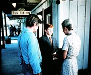 Schweren Herzens verabschieden John (Ralph Waite, l.) und Olivia (Michael Learned, r.) ihren Sohn Ben (Eric Scott, M.), der nach Nortfolk geht, um dort in einer R&uuml;stungsfabrik zu arbeiten ...