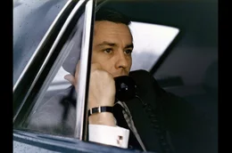 Kommissar Edouard Coleman (Alain Delon) wird per Autotelefon zum Tatort gerufen.