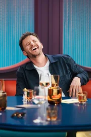 Zwischen Schock und Begeisterung: Tommi Schmitt reagiert auf seine &Uuml;berraschungsg&auml;ste.