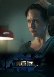 Was geht hier vor sich? Seit der Einf&uuml;hrung ihrer Therapie-App ger&auml;t das Leben von Psychotherapeutin Emma Turgut (Emily Cox) zunehmend au&szlig;er Kontrolle. Wer hat es auf sie abgesehen?