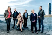 Im Bild (v.li.): Lilian Klebow (Penny Lanz), Michael Steinocher (Simon Steininger), Maria Happel (Dr. Franziska Beck), Helmut Bohatsch (Franz Wolfahrt), Brigitte Kren (Dr. Henriette Wolf), Stefan Jürgens (Carl Ribarski). Im Bild (v.li.): Lilian Klebow (Penny Lanz), Michael Steinocher (Simon Steininger), Maria Happel (Dr. Franziska Beck), Helmut Bohatsch (Franz Wolfahrt), Brigitte Kren (Dr. Henriette Wolf), Stefan Jürgens (Carl Ribarski).