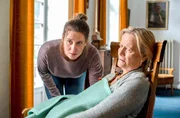 Anna Streich (Katrin R&ouml;ver, l.) ist am Ende ihrer Kr&auml;fte. Die Frau ist zunehmend &uuml;berfordert mit der Pflege ihrer demenzkranken Mutter (Claudia Rieschel, r.).