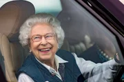 Die K&ouml;nigin mit dem Bleifu&szlig;: Elizabeth II. fuhr gerne selbst, weil ihr das ein Gef&uuml;hl von Freiheit gab.